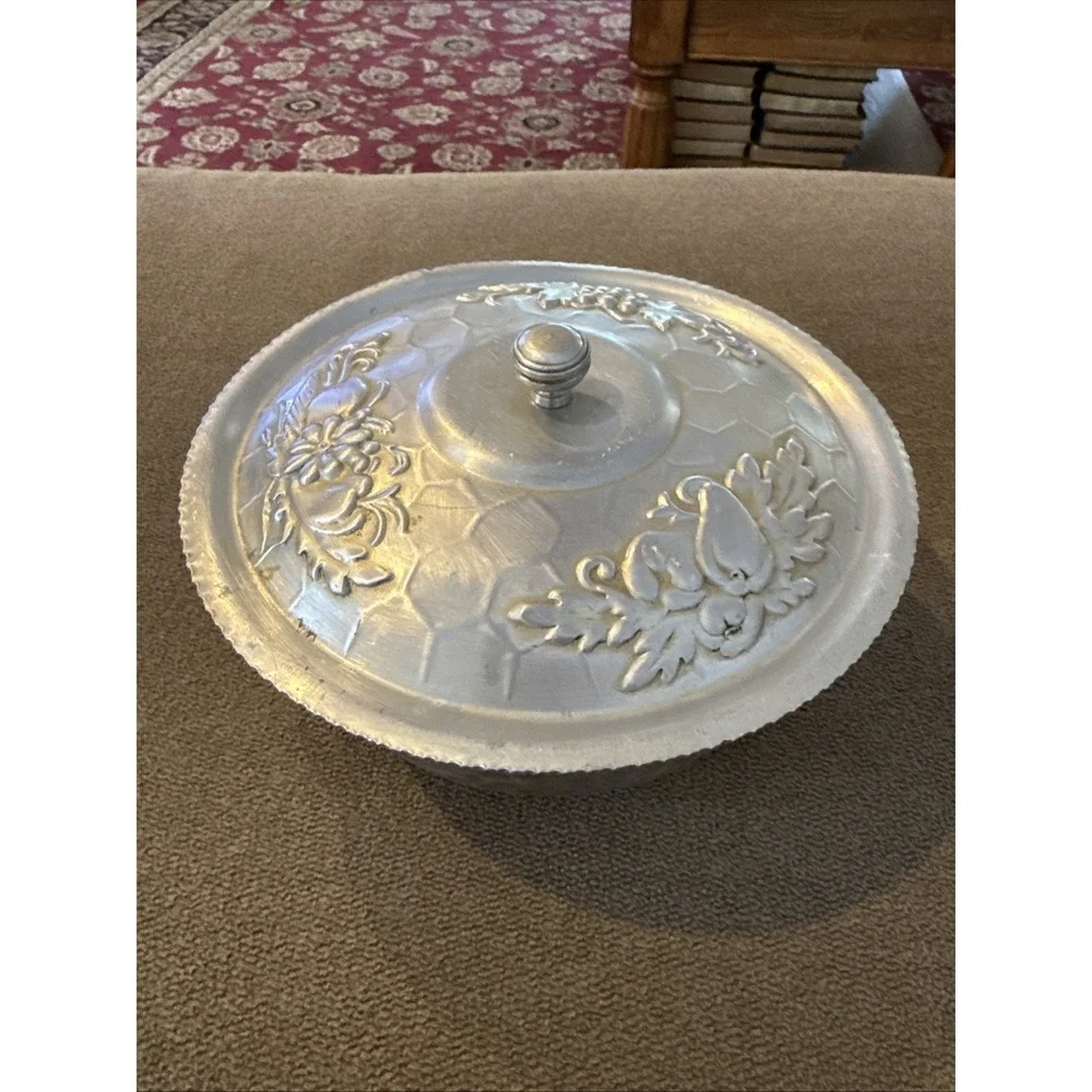 VINTAGE HAMMERED ALUMINUM POT with FLOWER Embellished LID by NASCO in ITALY (TD)